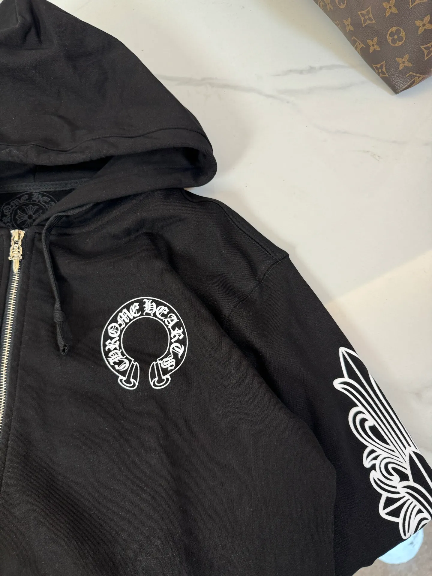 P280 Style number: S107 ChromeHearts 25 early autumn floral arm horseshoe hooded sweatshirt Sanskrit letter rattan flower cross horseshoe hooded sweatshirt The fabric is made of 440g pure cotton terry with matching threads Imported printing Original custom-made Hardware Color: Black Size: S-XL